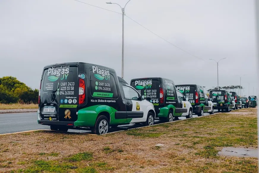 Flota propia de 24 móviles de Plagas UY — respuesta rápida en control de plagas