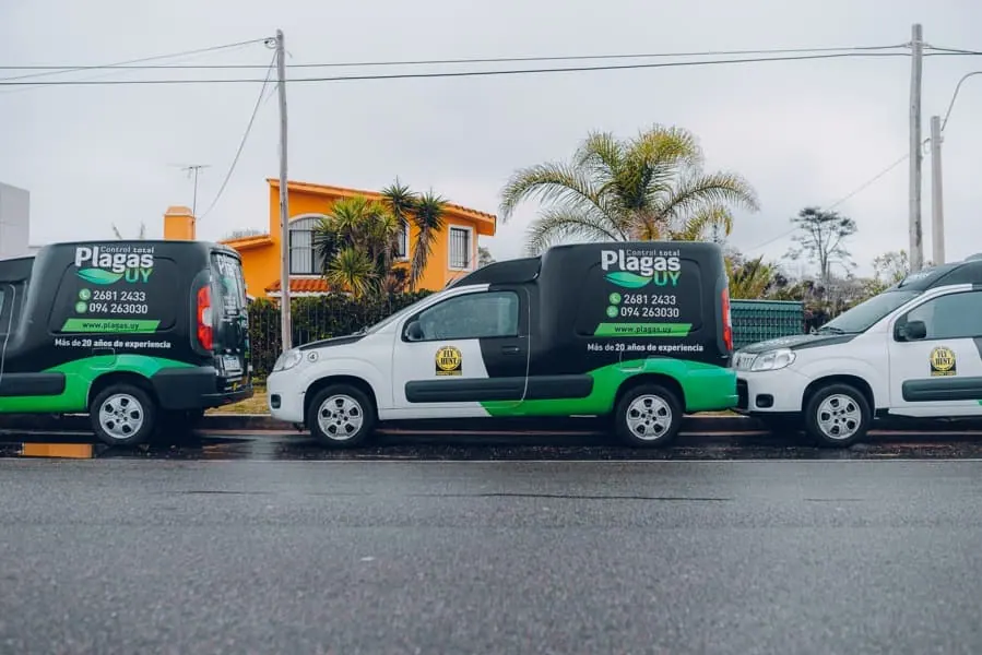 Flota de móviles de Plagas UY — servicio de control de plagas en Montevideo, Canelones y Maldonado