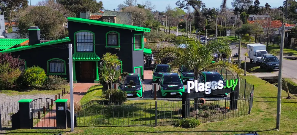 Sede de Plagas UY en Montevideo con parte de la flota de 24 móviles estacionada