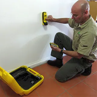 Técnico de Plagas UY inspeccionando con TERMATRAC — control de termitas en Montevideo, Canelones y Maldonado