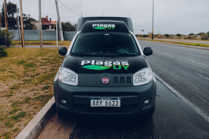 Vehículo de Plagas UY — flota propia de 19 móviles para control de plagas en Montevideo